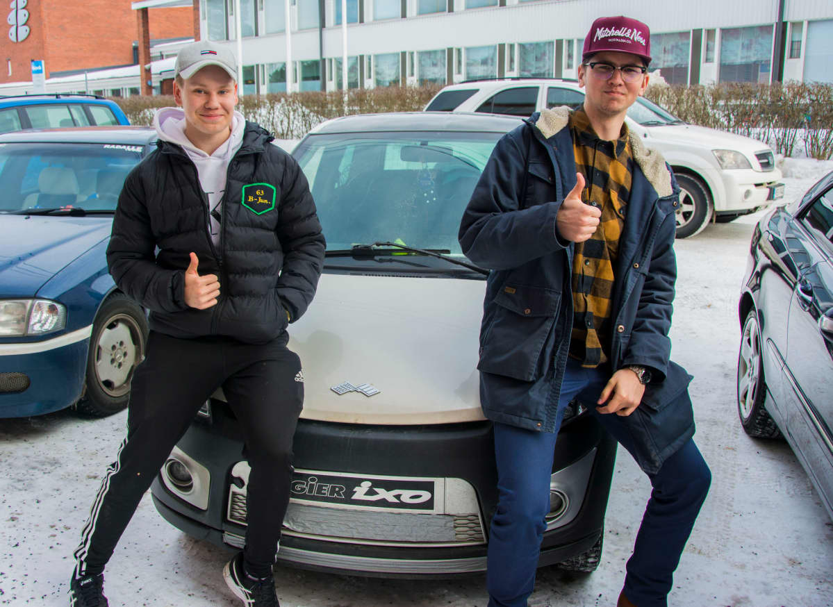 Riku Salo (oikealla) ja Kim Vapola (vasemmalla) nojaa Salon mopoauton keulaan.
