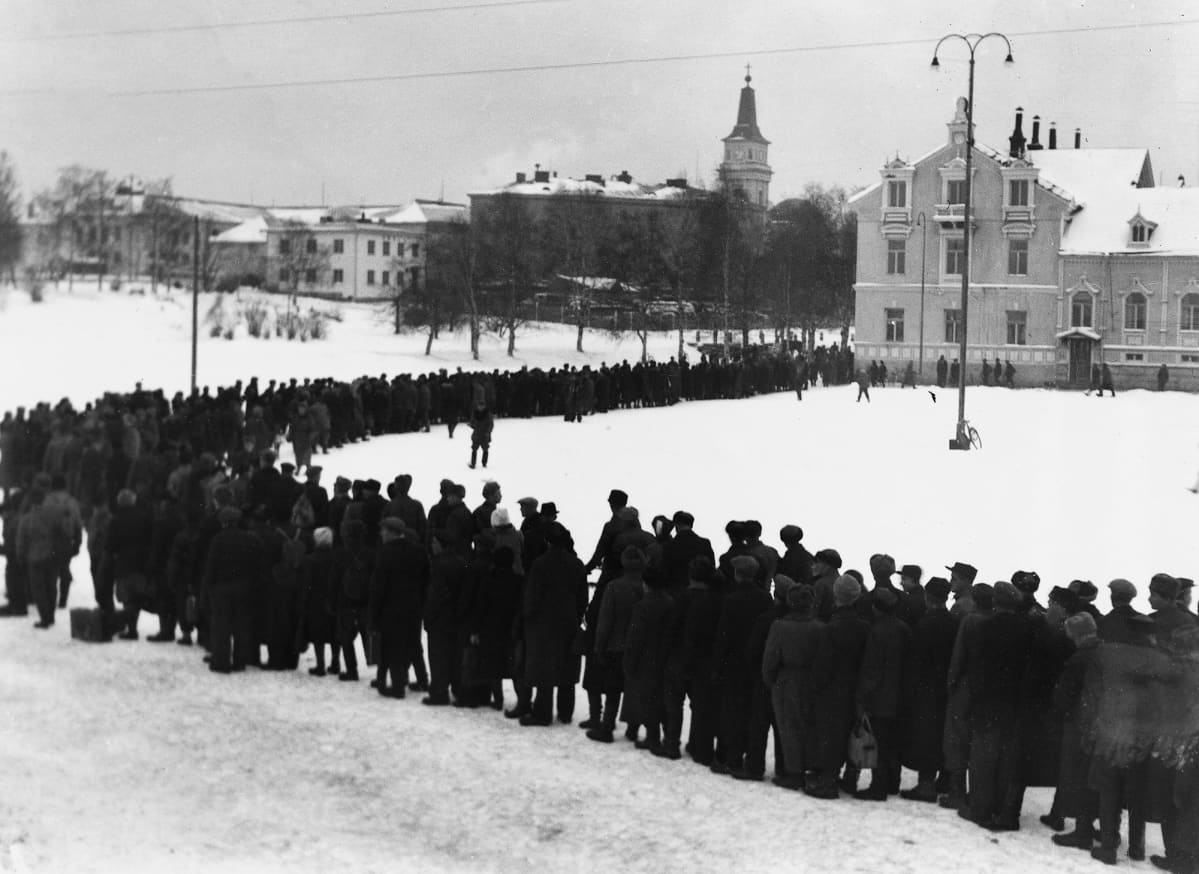 Alkon myymälään jono vuonna 1944 Oulussa.