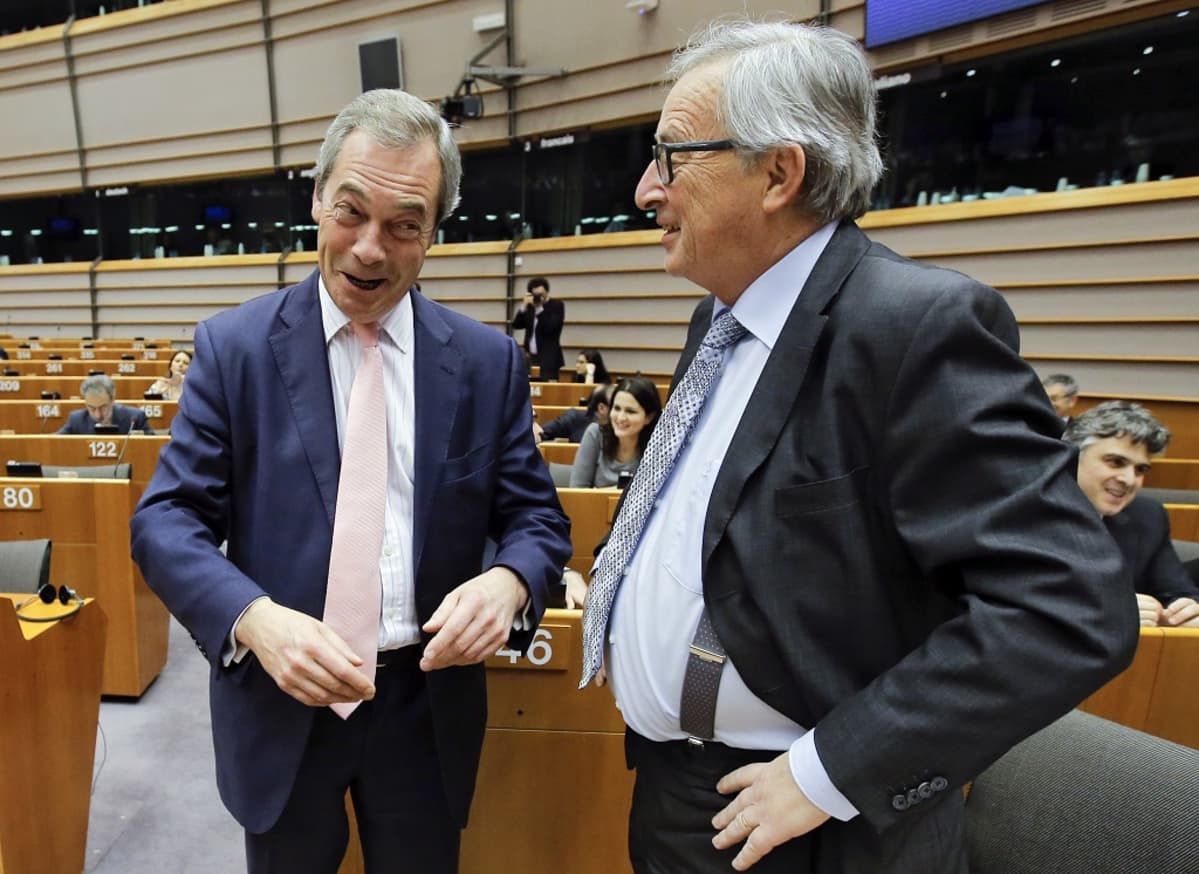 Hyväntuulinen Nigel Farage puhuu Jean-Claude Junckerille.