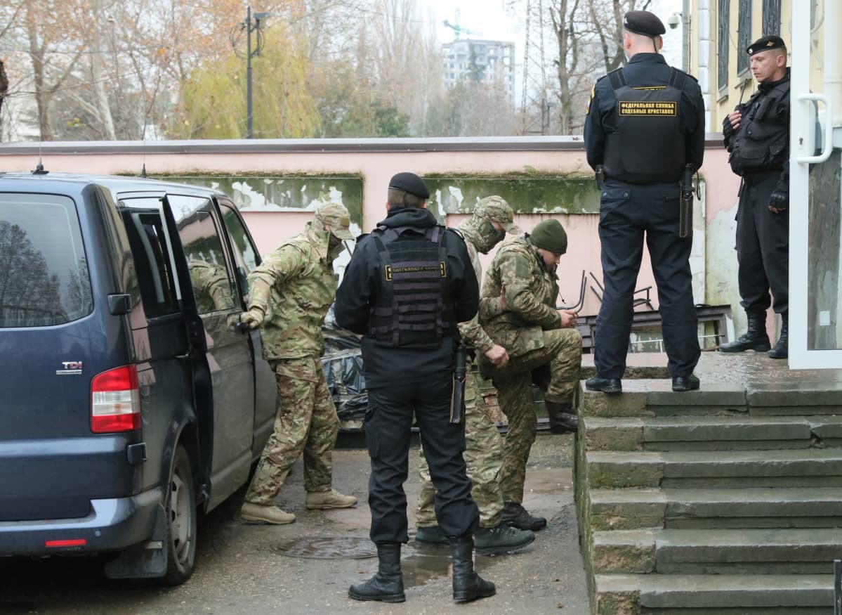 Venäjän kiinniottamia ukrainalaismerimiehiä kuljetettiin oikeustalolle Simferopolissa Krimin niemimaalla 27. marraskuuta 2018.