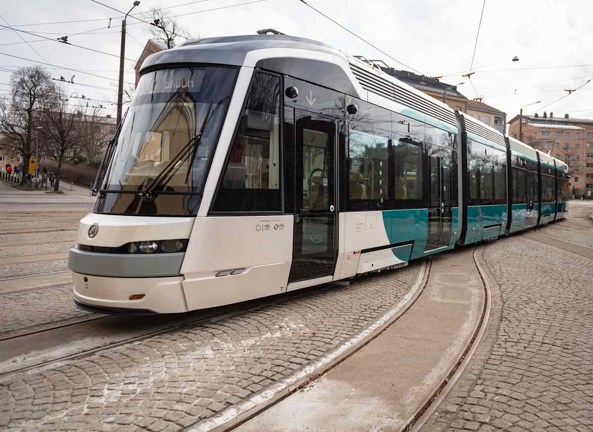Helsingin uusi Raide-Jokeri-linjalle tuleva pikaraitiovaunu Vallilan varikolla.