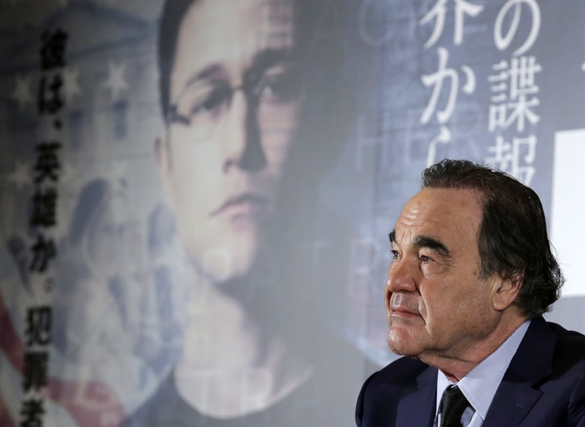 Oliver Stone mainostaa elokuvaansa Snowdenista Tokiossa.