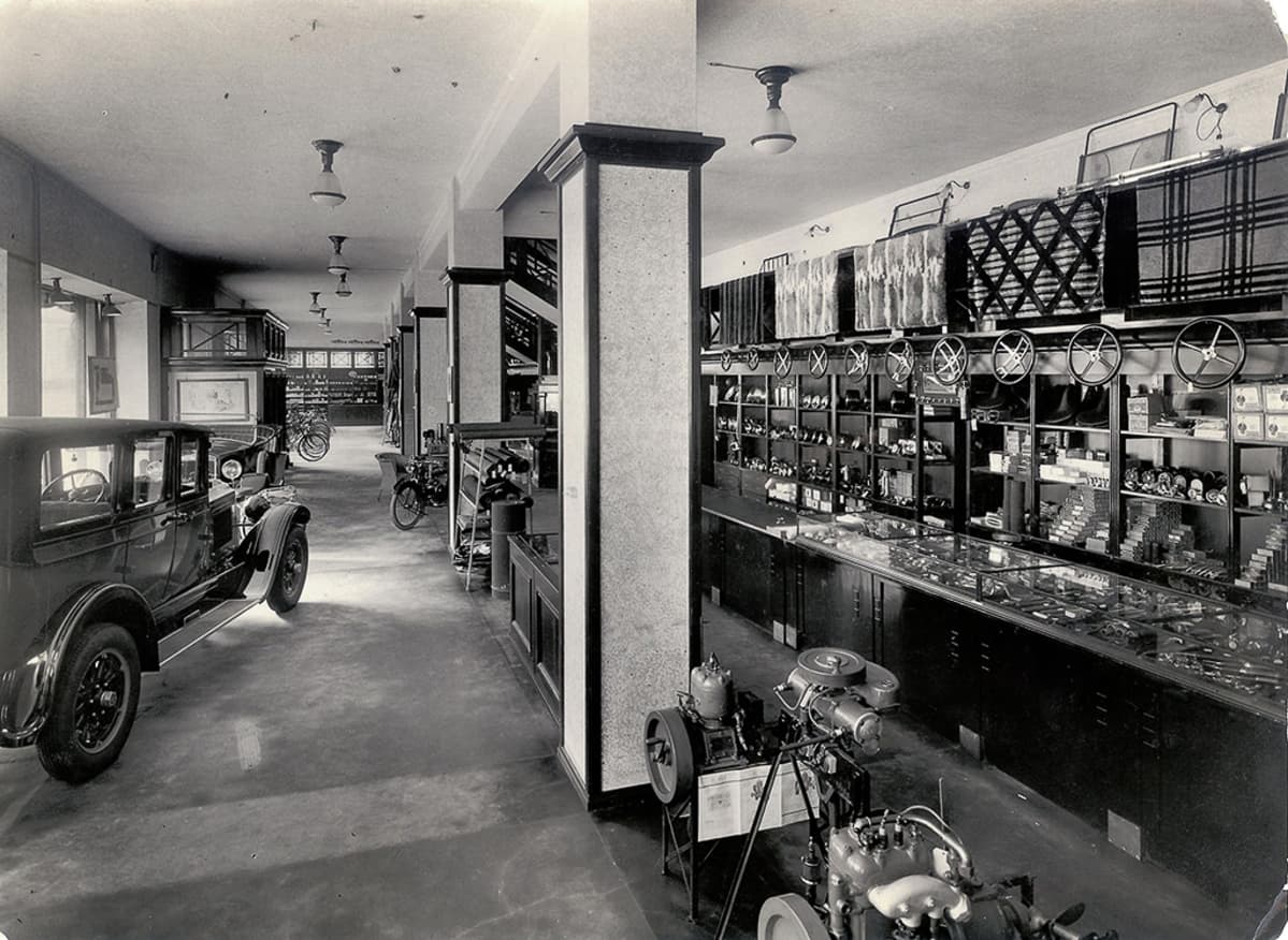 Stockmannin auto-osasto vuonna 1928.