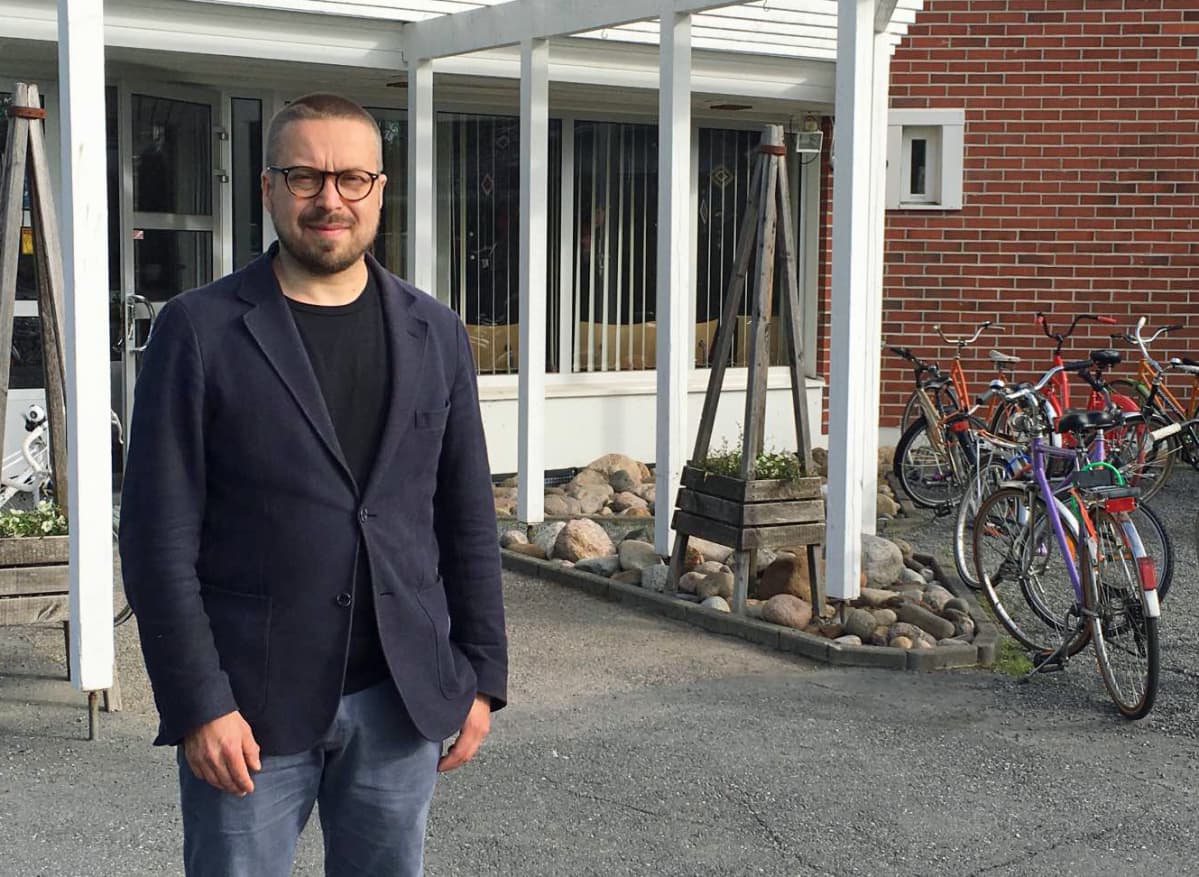 Tommi Hyytinen on Kälviän musiikkileirin käyrätorven soiton opettaja.