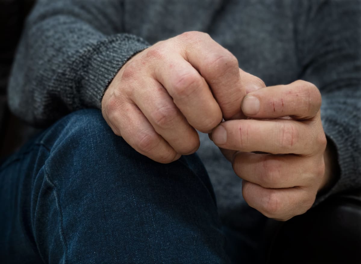 Anonyymin haastateltavan kädet