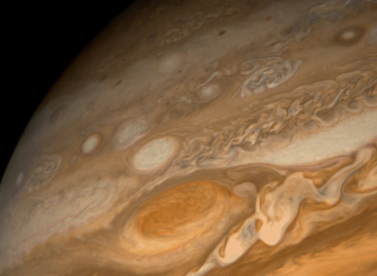 Jupiterin kirjavaa pintaa, jossa yksi kohta näkyy korkeampana ja punaisempana