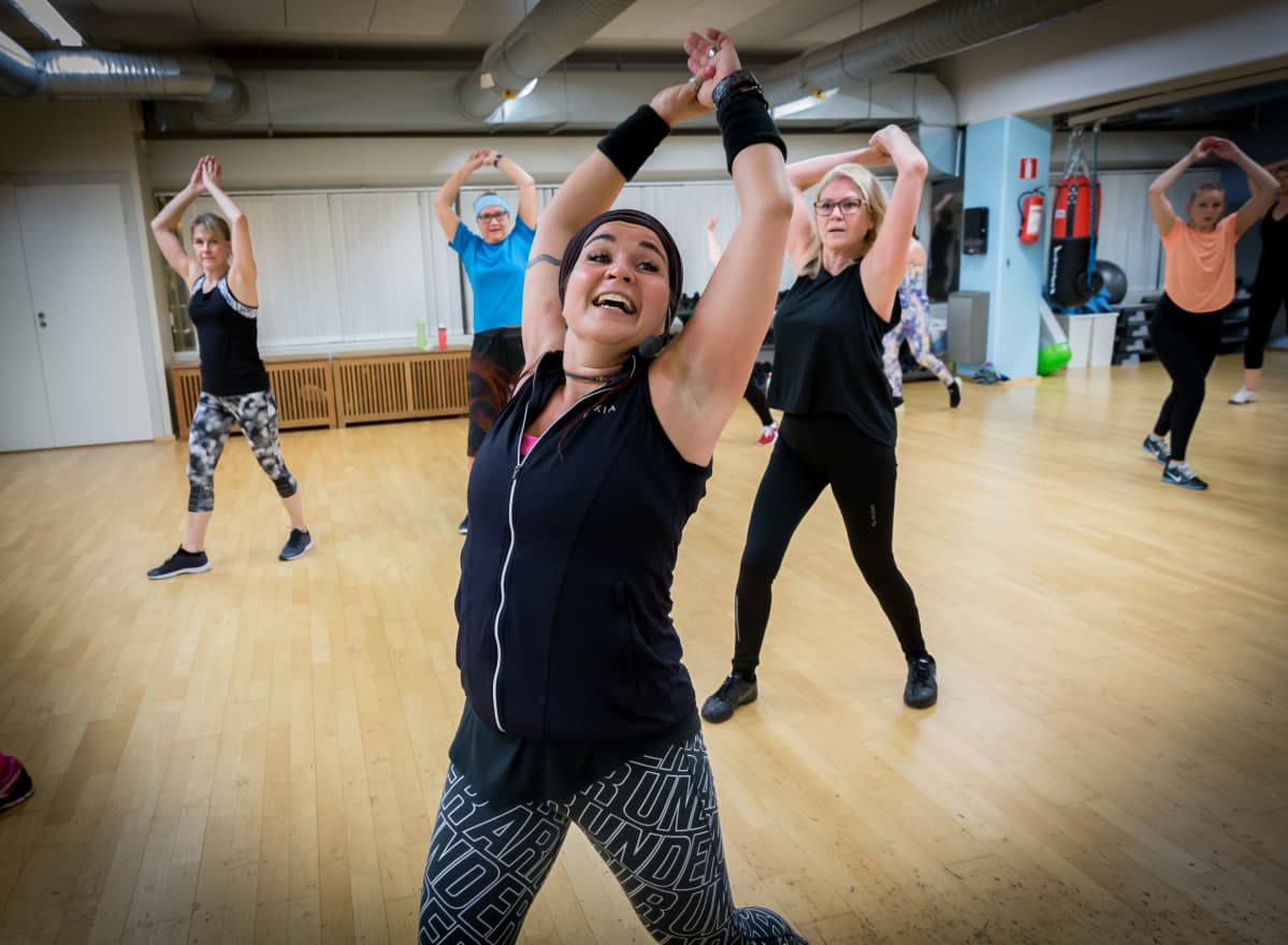 Terhi Vira-Clockars vetää dance aerobic -tuntia Elixiassa.