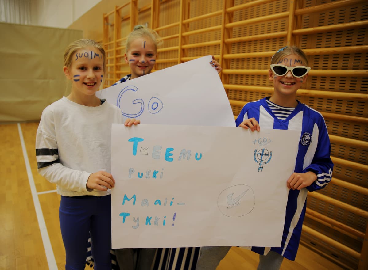 Kotkalaisen Aittakorven koulun oppilaat kannustavat Teemu Pukkia ja Huuhkajia