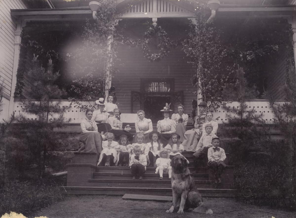 kartanon väkeä ja koira musatavalkokuvassa kartanon portailla vuonna 1899, Kirjokiven kartano, Valkeala, Kouvola, Vuohijärvi