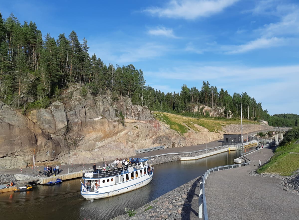 MS Pyhäjärvi lähestyy Kimolan Kanavaa