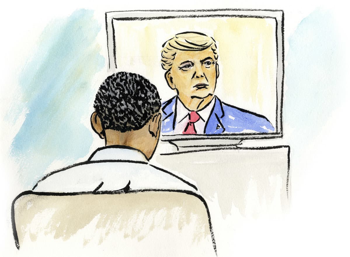 Barack Obama katsoo televisiosta kun Trump puhuu.