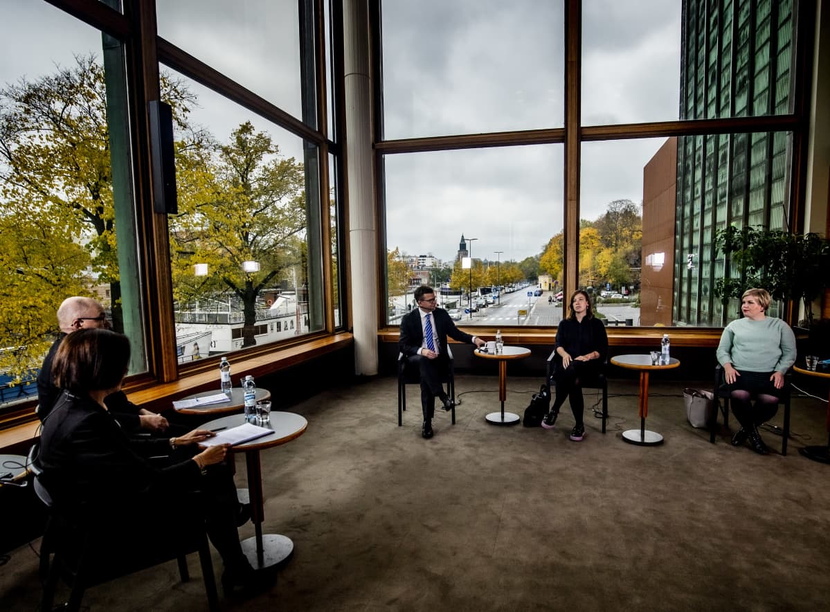 Yle Turun puoluejohtajatentti Turun kaupunginteatterin lämpiössä 26.10.2020.