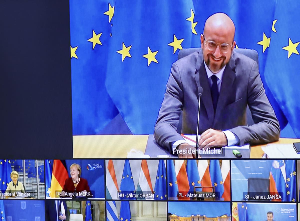 Charles Michel hymyilee videokonferenssissa.