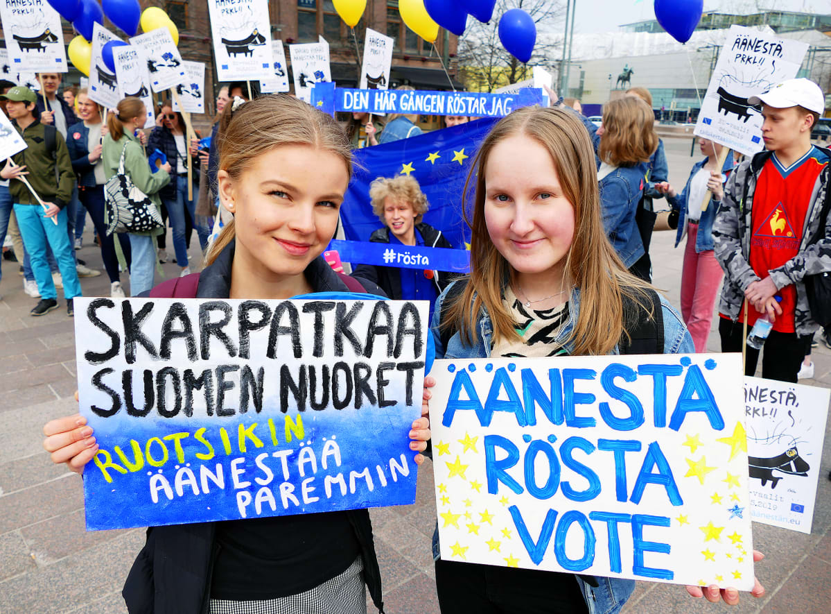 Lukiolaiset marssivat äänestämisen puolesta.