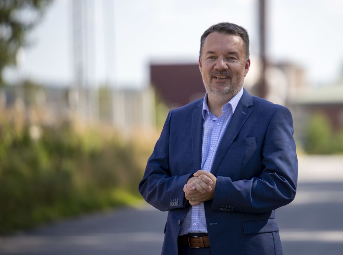 Jari Kähkönen Joutsenon vastaanottokeskuksen pihalla.