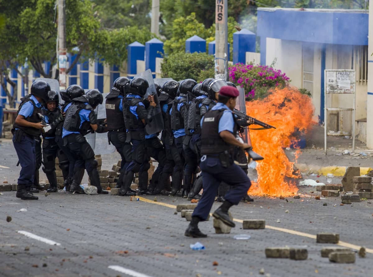 Mellakkapoliisi otti yhteen mielenosoittajien kanssa Nicaraguan pääkaupungissa Managuassa perjantaina.
