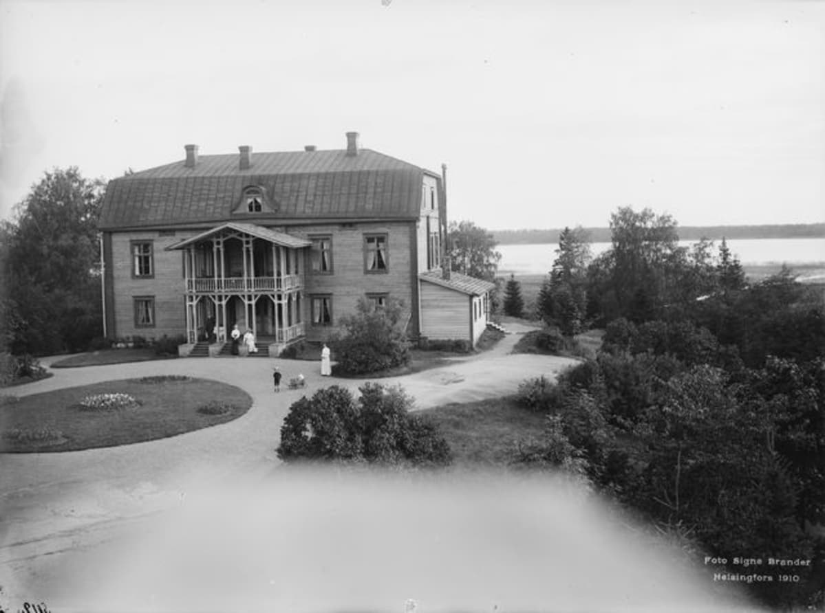 Kuva vuodelta 1910 Wredebyn kartanon päärakennuksesta