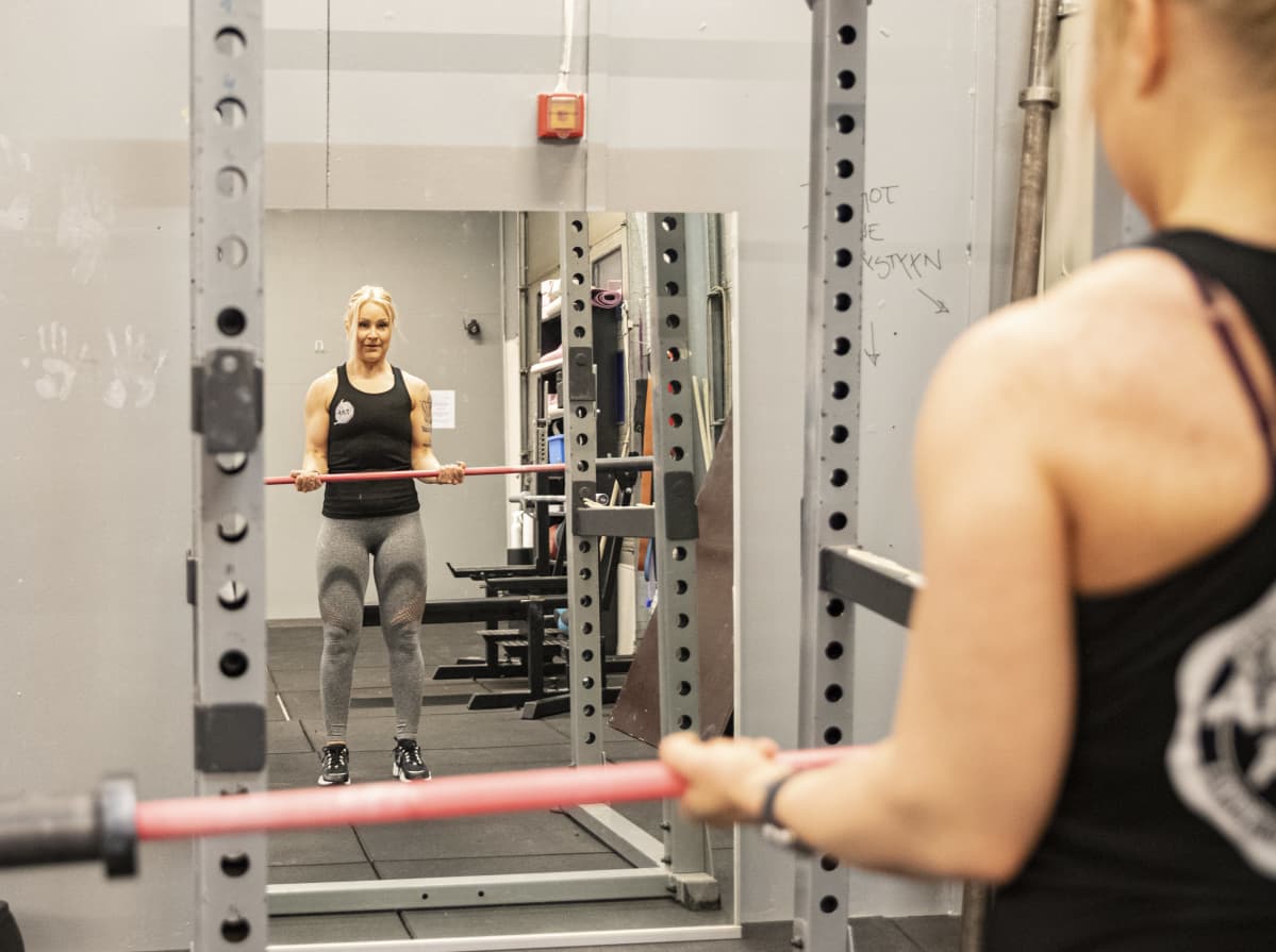 Body fitness-urheilija Tiia Takala kuntosalilla.