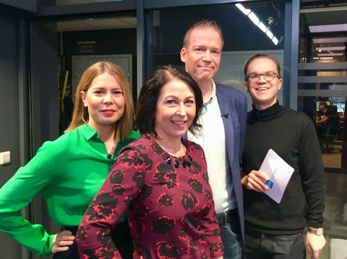 Keskustelun vieraina olivat viestintäkonsultti Riikka Kämppi (edessä) ja toimittaja Matti Rämö (takana). Sen juonsivat Heli Suominen ja Ville Seuri.