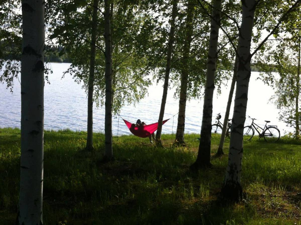 Riippumatto järven rannalla.
