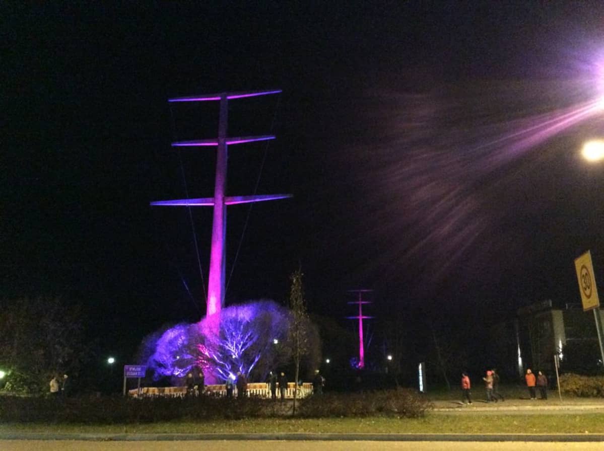 Betonipylväs violetissa valossa.