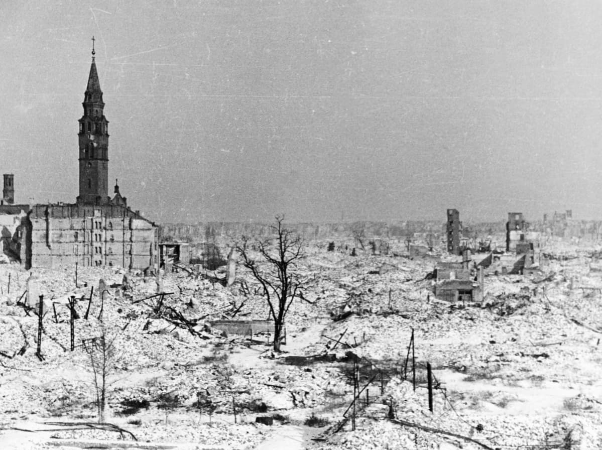 Raunioita, vasemmassa laidassa yksi torni pystyssä