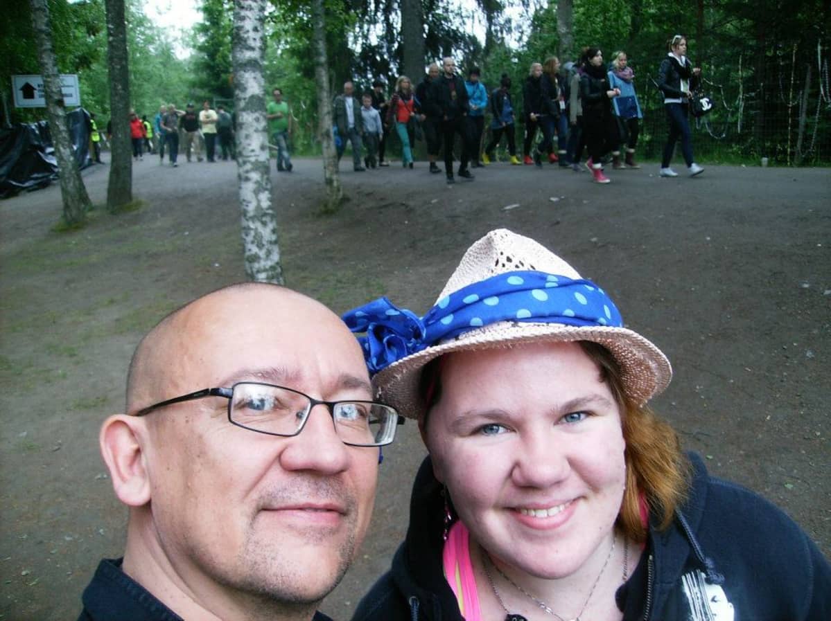 Isä kannusti sairaalan sängyn äärellä tytärtään kuntoutumaan omille jaloilleen niin, että hän saa viedä lapsensa seuraavana kesänä Provinssiin. Reissu tehtiin kuten oli sovittu.