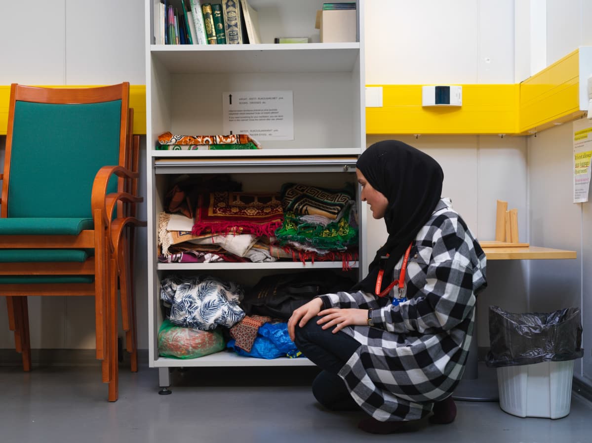 Arwa Benkherouf esittelee rukous mattoja