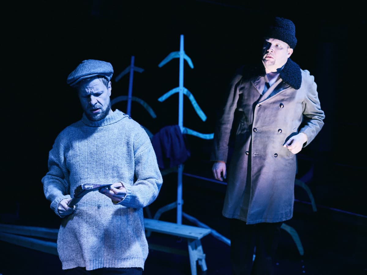 Rovaniemen teatterin Veljet keskenään ovat punikki Johannes (Joni Kuokkanen) ja kauppaporvari Hannes (Vesa-Matti Komonen).