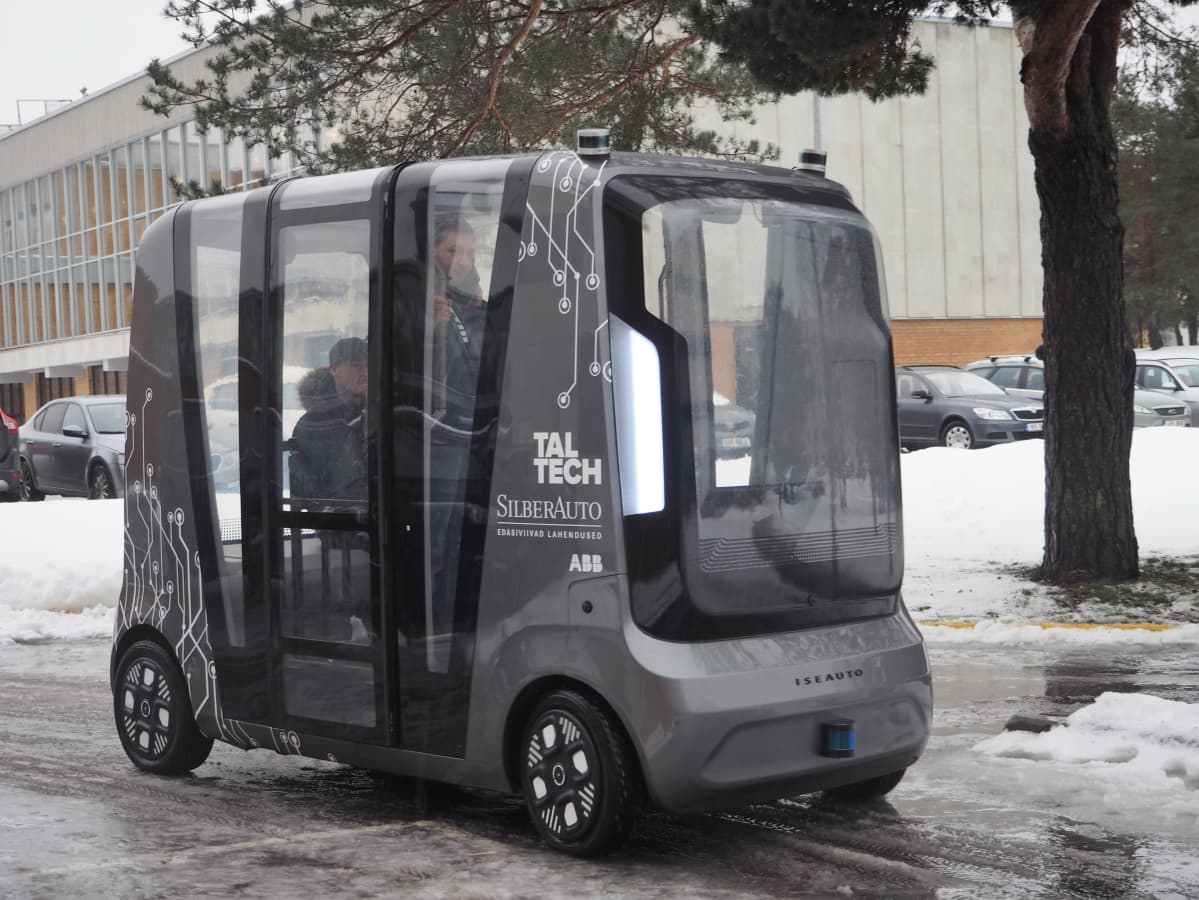 Itseohjautuva minibussi on ohjelmoitu pysähtymään liikennevaloissa, välttämään esteitä ja tunnistamaan liikennemerkit.