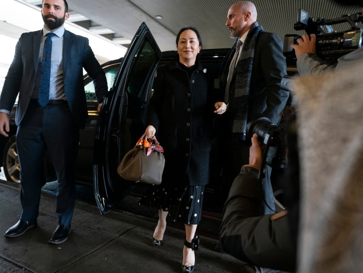 Kuvassa Meng Wanzhou nousemassa autosta