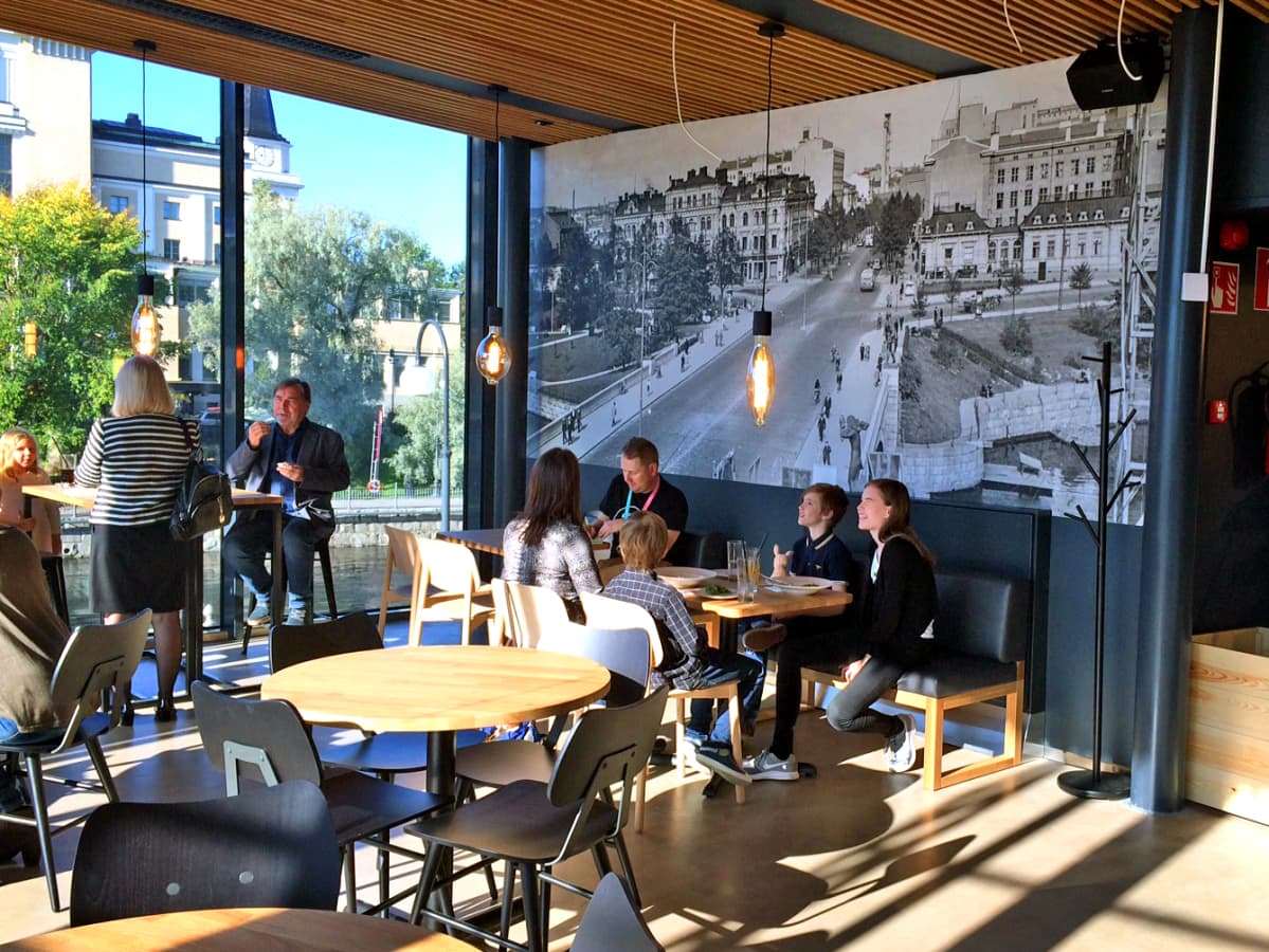 Ravintola Puiston yläsalin näkymää