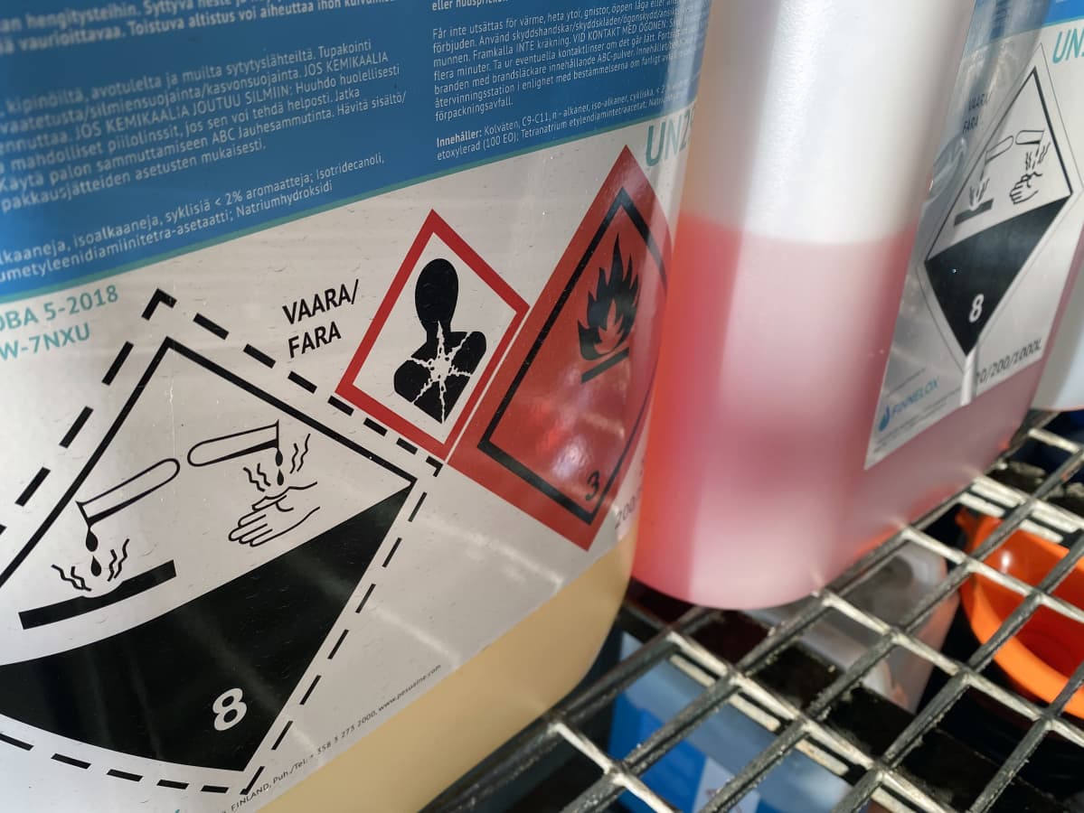 Autopesulassa käytettäviä kemikaaleja