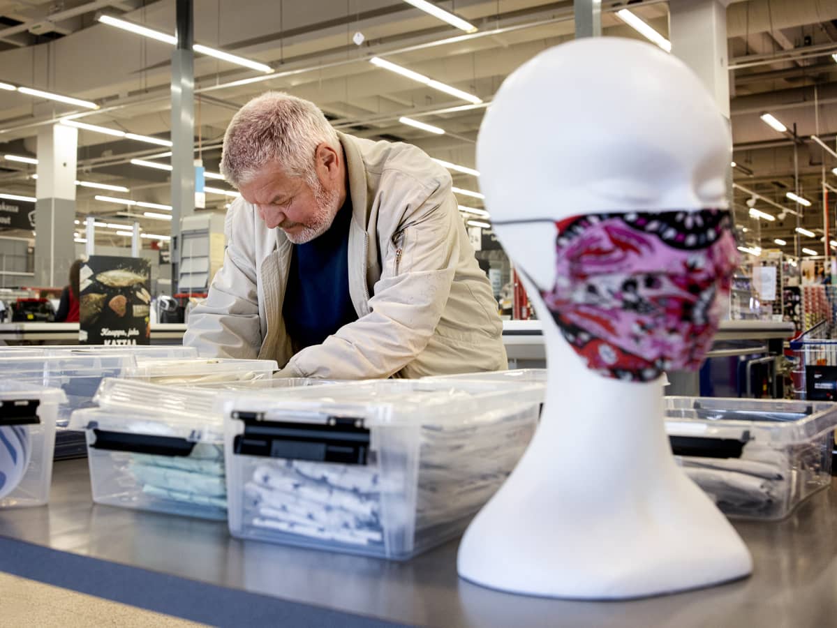Pasi Salmu valmistelee myyntipöytää.