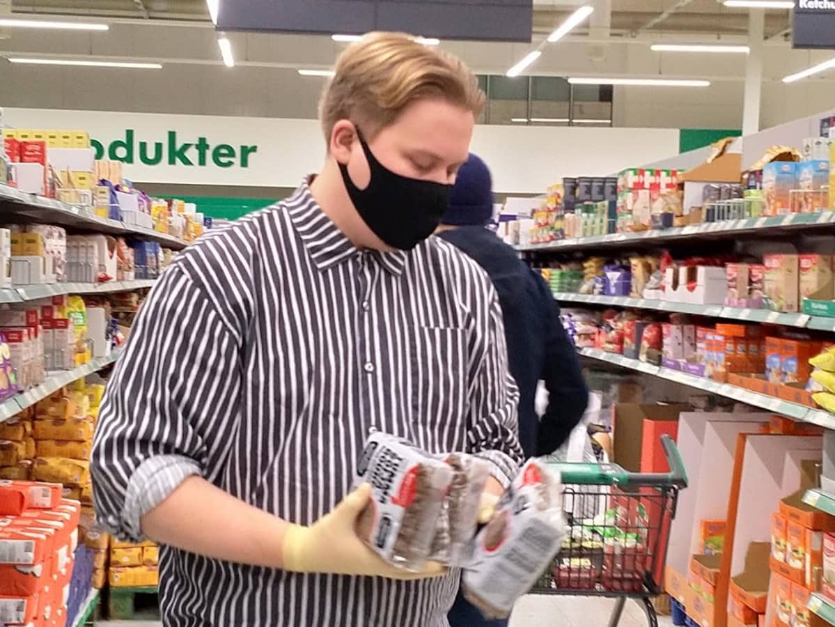 Ihmisiä ostoksilla