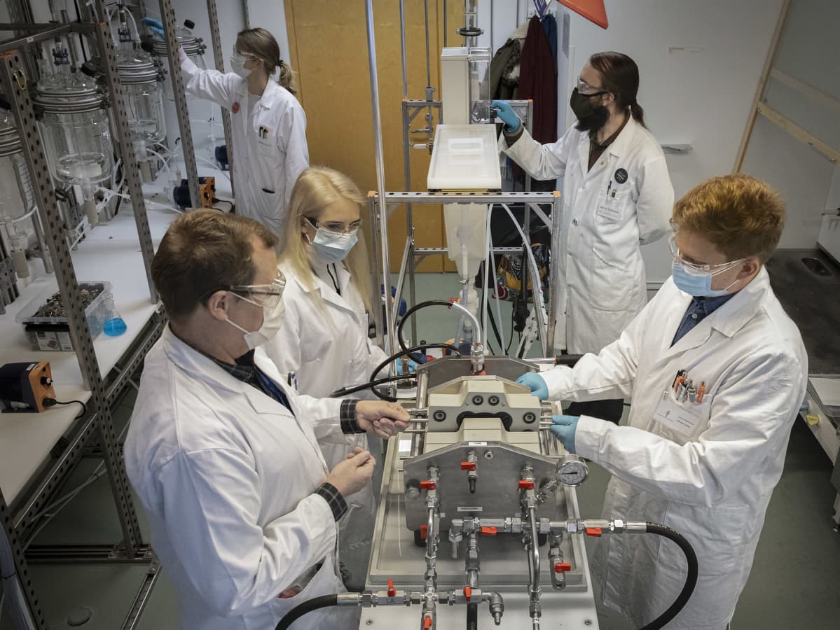 Tutkimusryhmä testaa laitteita Jyväskylän yliopiston laboratoriossa.