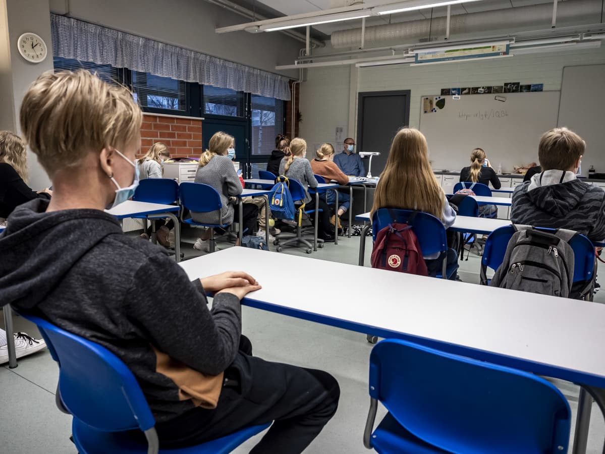 Rajakylän koulussa opettaja opettaa opiskelijoita