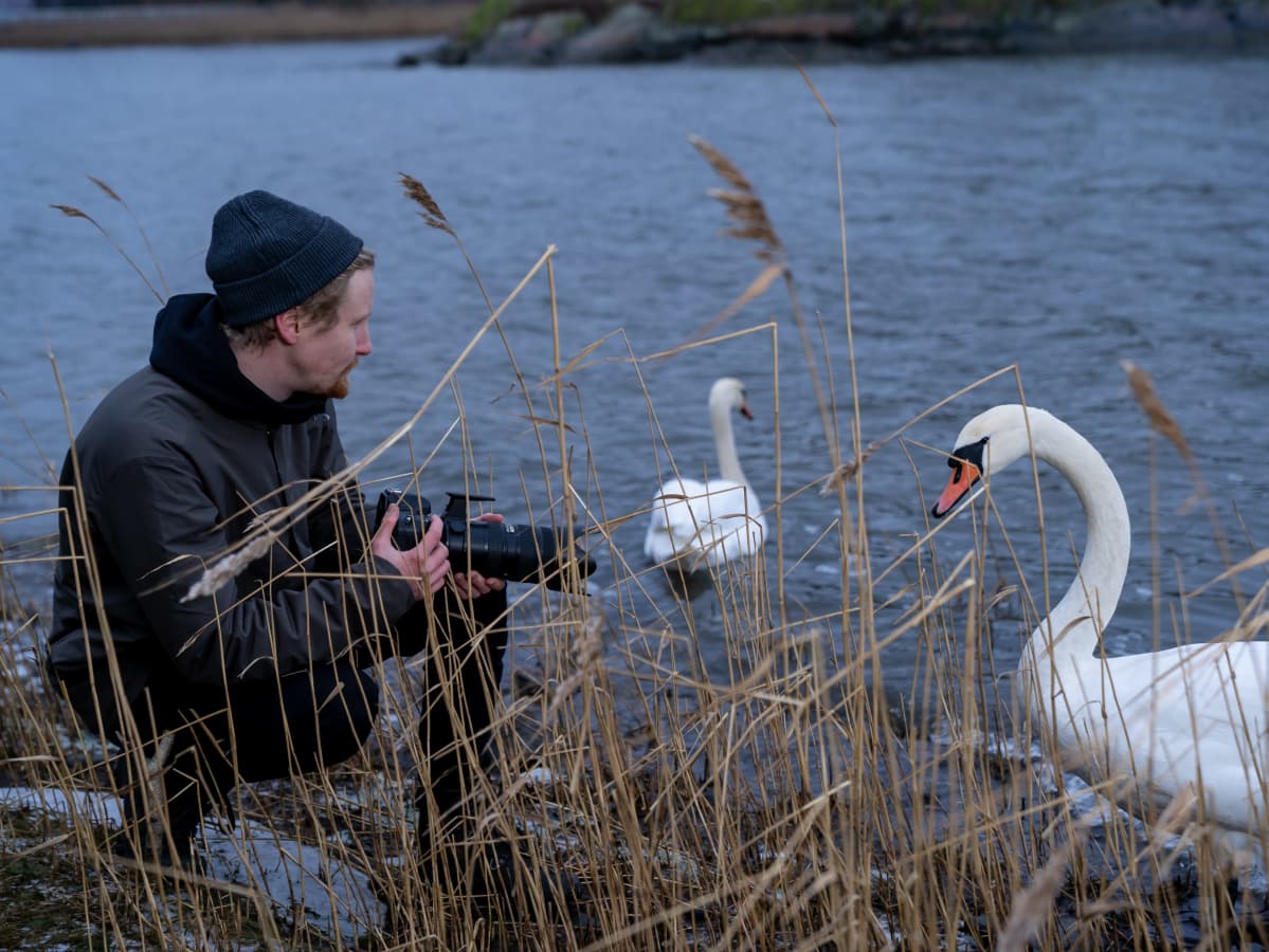 Suomalainen luontokuvaaja Konsta Punkka, Seurasaari, Helsinki, 15.12.2020.