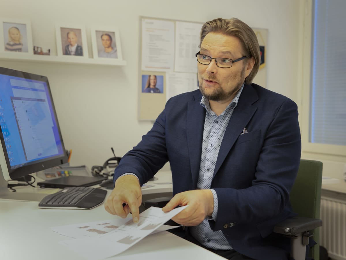 Kari Kallio näyttää vedenkulutustilastoa.