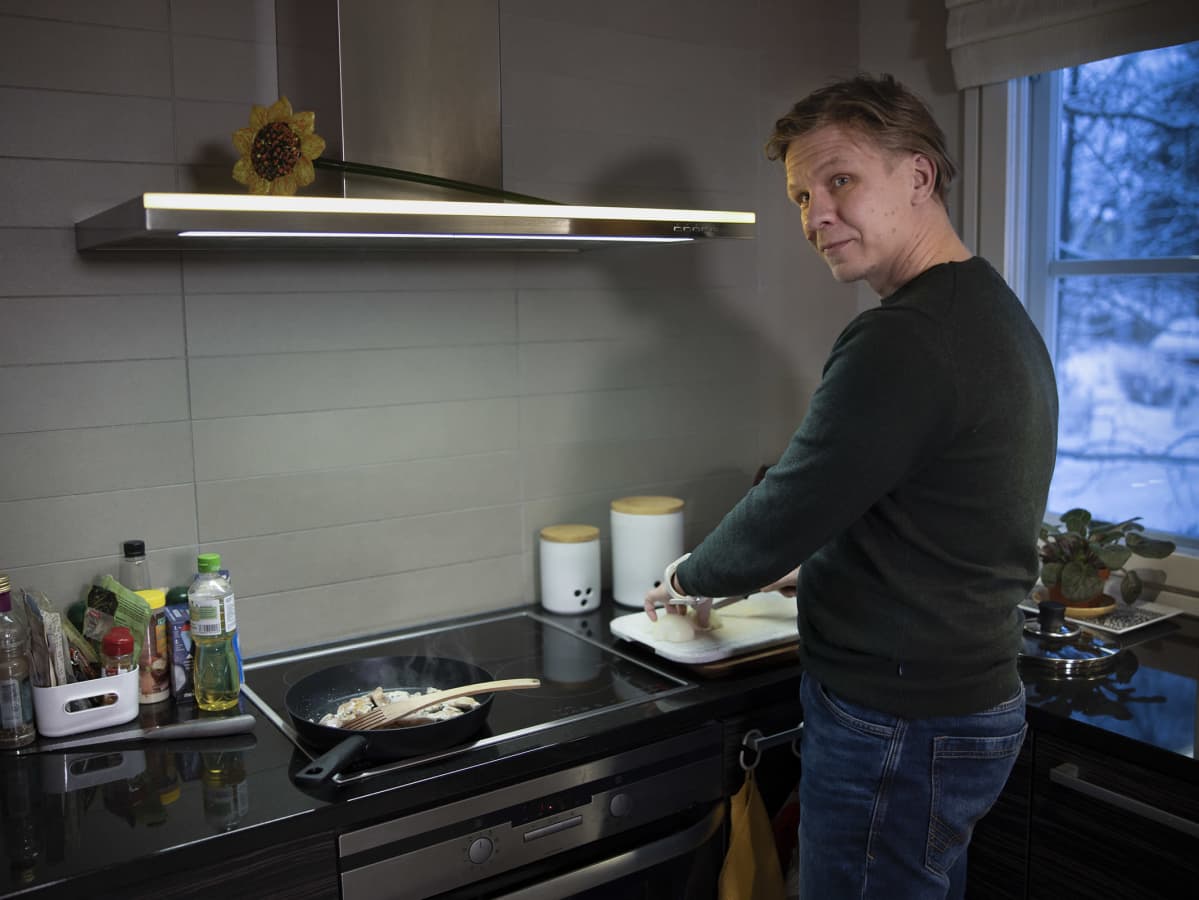 Antti Silvennoinen tekee ruokaa.
