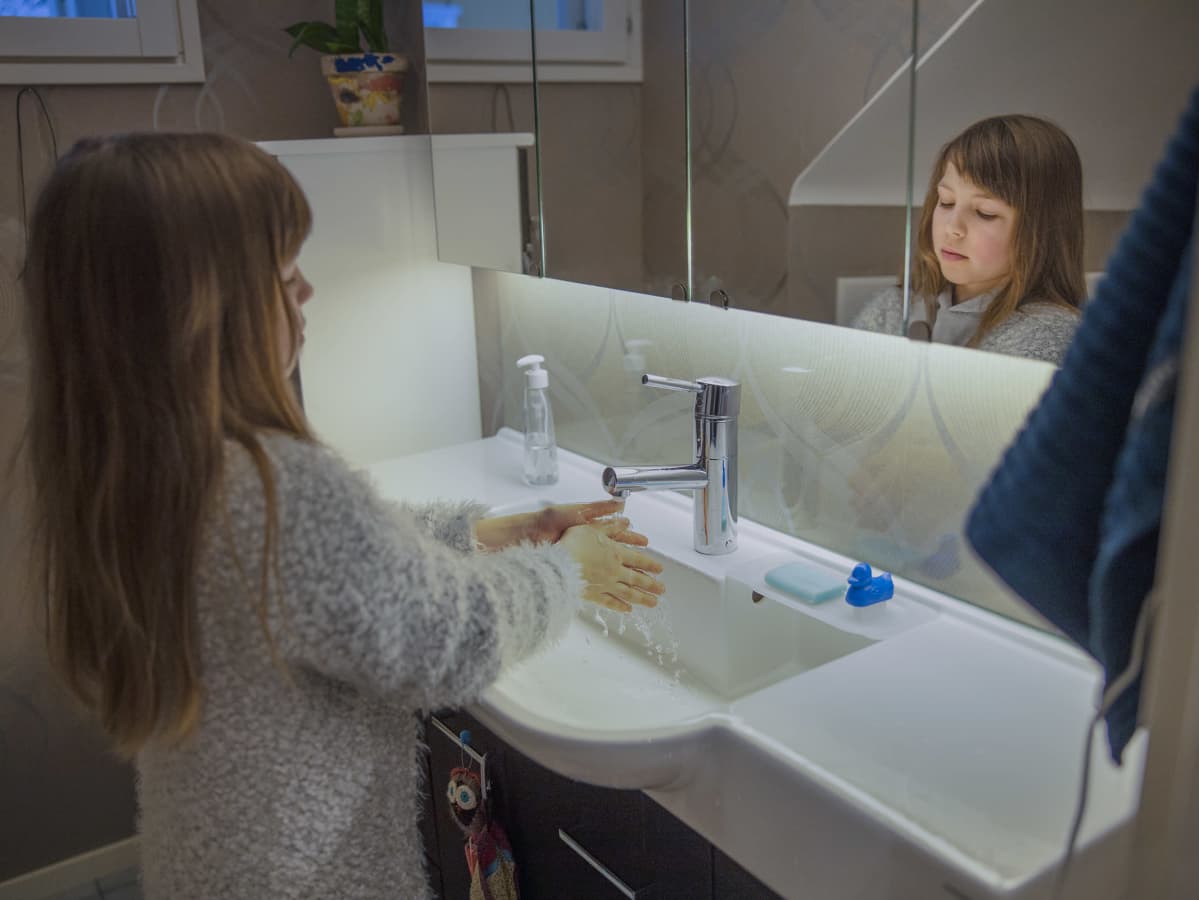 Ada Silvennoinen pesee käsiään.