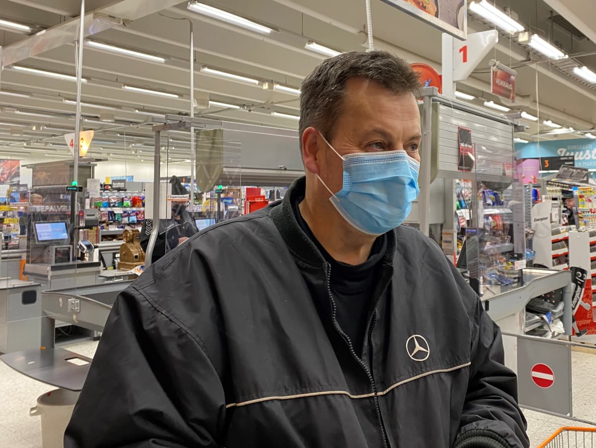 Olavi Kortelainen seisoo Siilinjärven K-Supermarketin kassojen edessä.