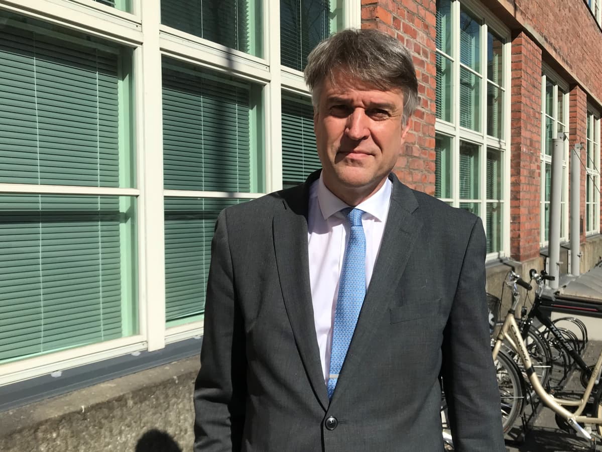 Pälkäneen kuntaa edustava asianajaja seisoo Pirkanmaan käräjäoikeuden edustalla.