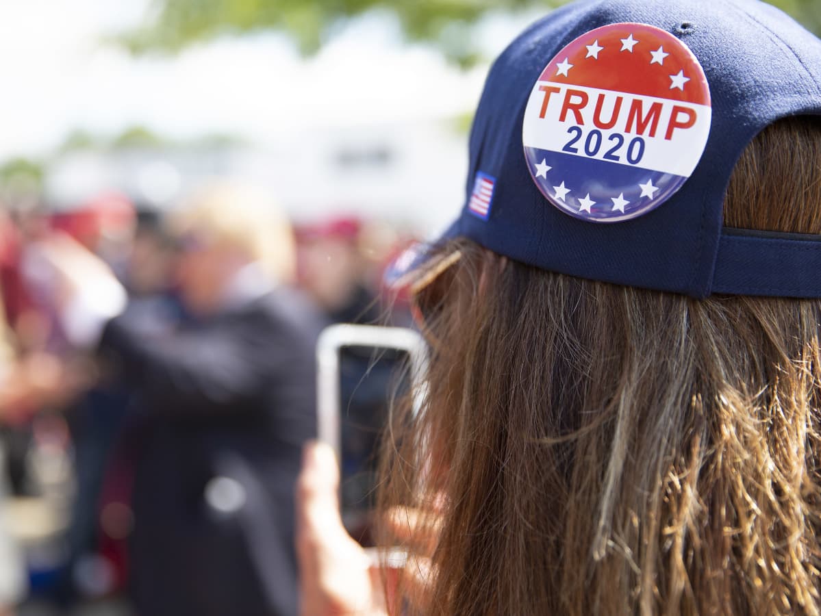 Trumpin kannattaja valokuvasi Manchesterissä, New Hampshiressä järjestetyssä Trumpin tilaisuudessa elokuussa 2019.