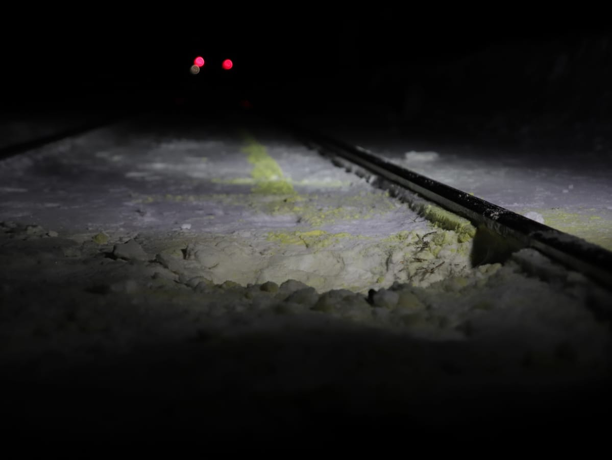 Veturin muuntajasta vuotanutta öljyä hangessa.