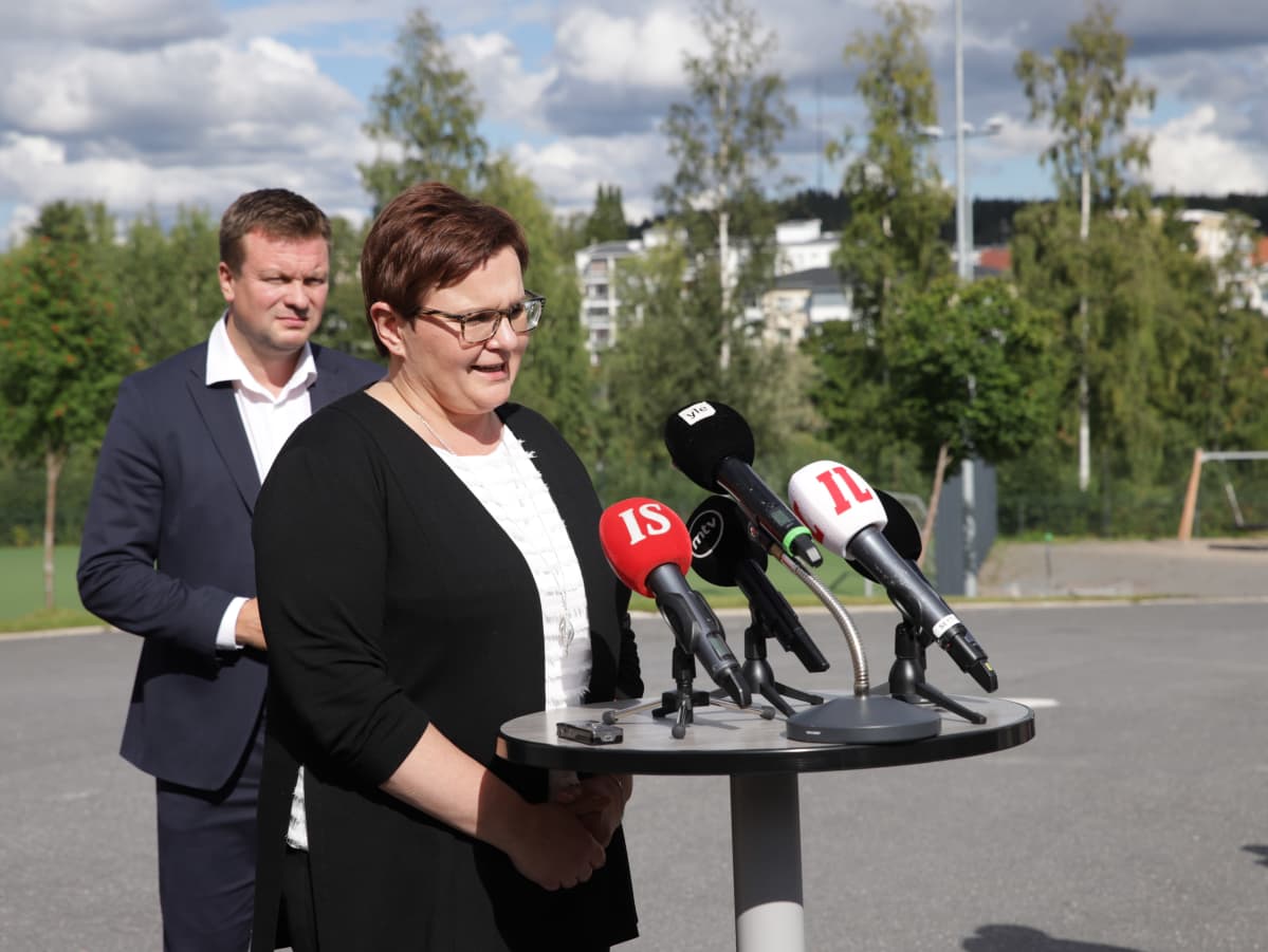 Nainen puhuu medialle