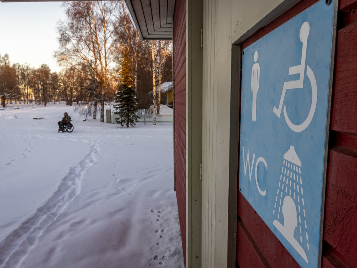 Nallikarin vessaan ympäristö lumenpeitossa