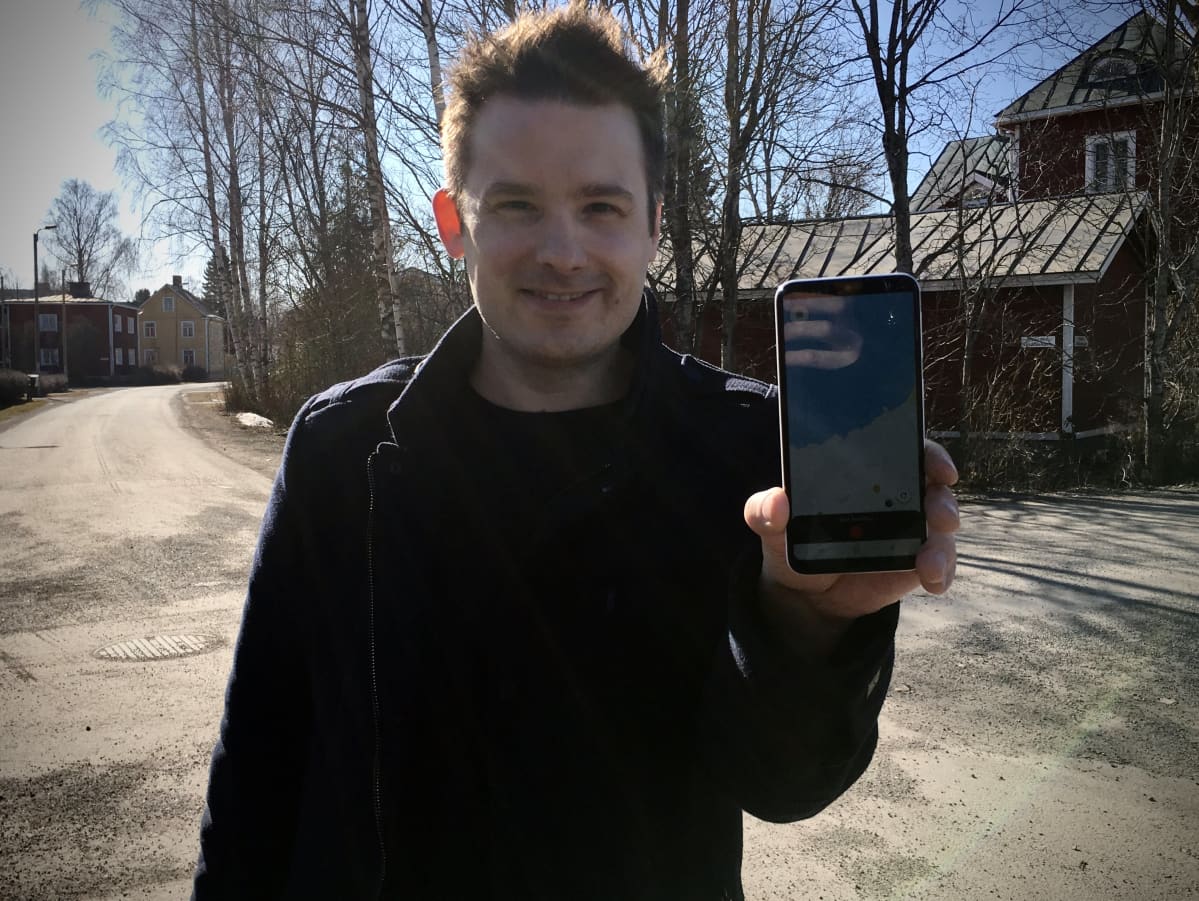 Crowdcupa-yrityksen Tomi Paju esittelee mobiilisovellusta.