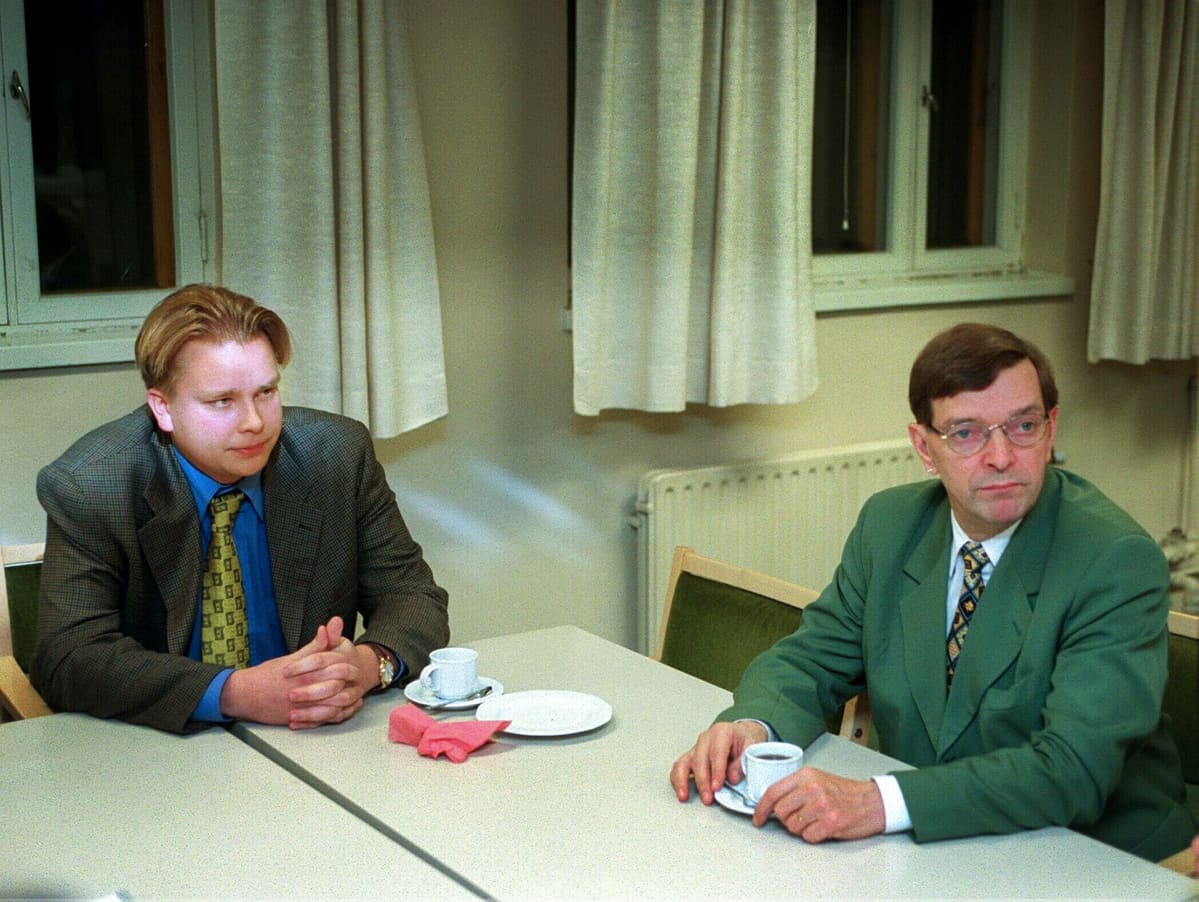 Keskustan Uudenmaan piiri päätti torstaina eduskuntavaaliehdokkaistaan. Kokousta aloittelemassa puheenjohtaja Antti Kaikkonen ja ehdokkaaksi haluava Paavo Väyrynen.
