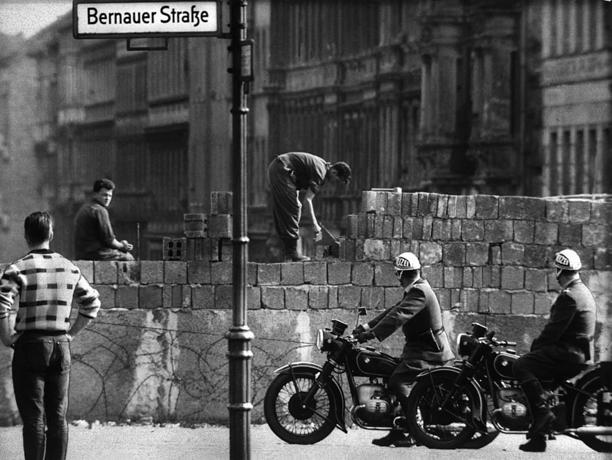 Berliinin muuria korotetaan Bernauer Strassella elokuussa 1961.